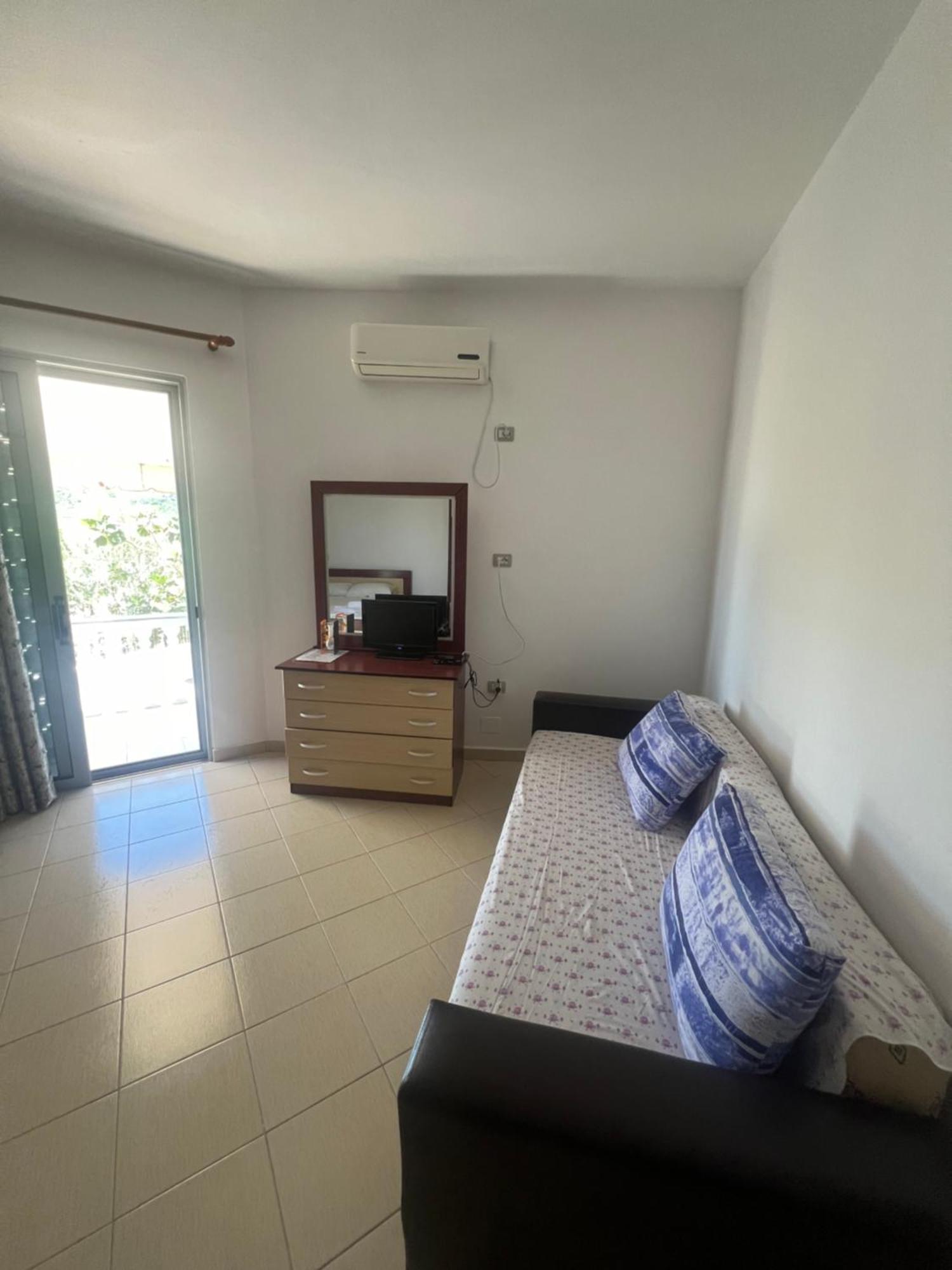 Vila Leo Ksamil Luaran gambar
